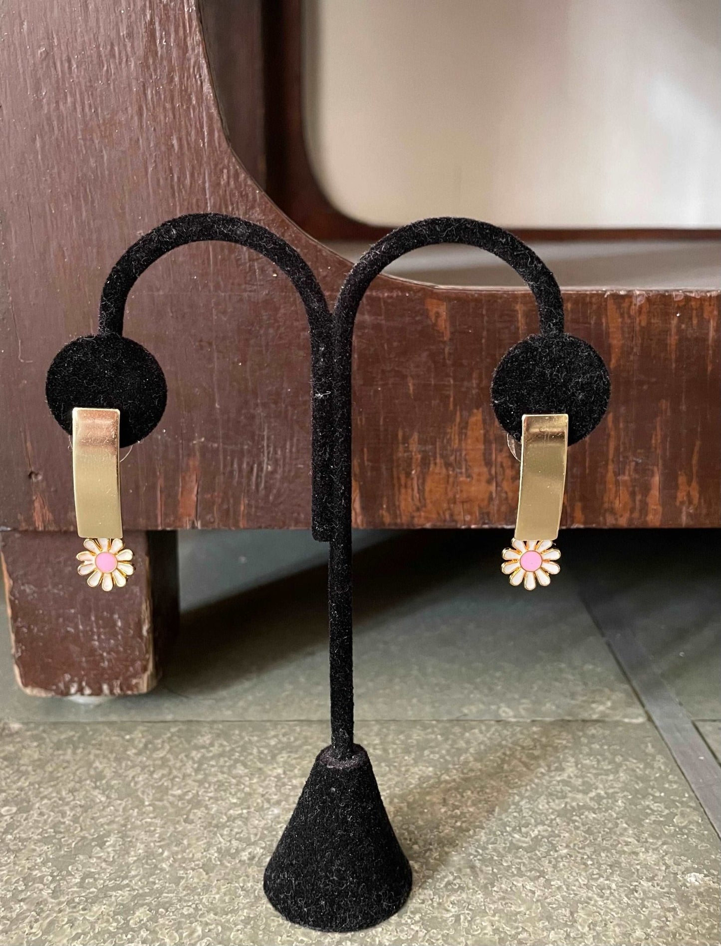 Dainty daisy studs - Kalakari