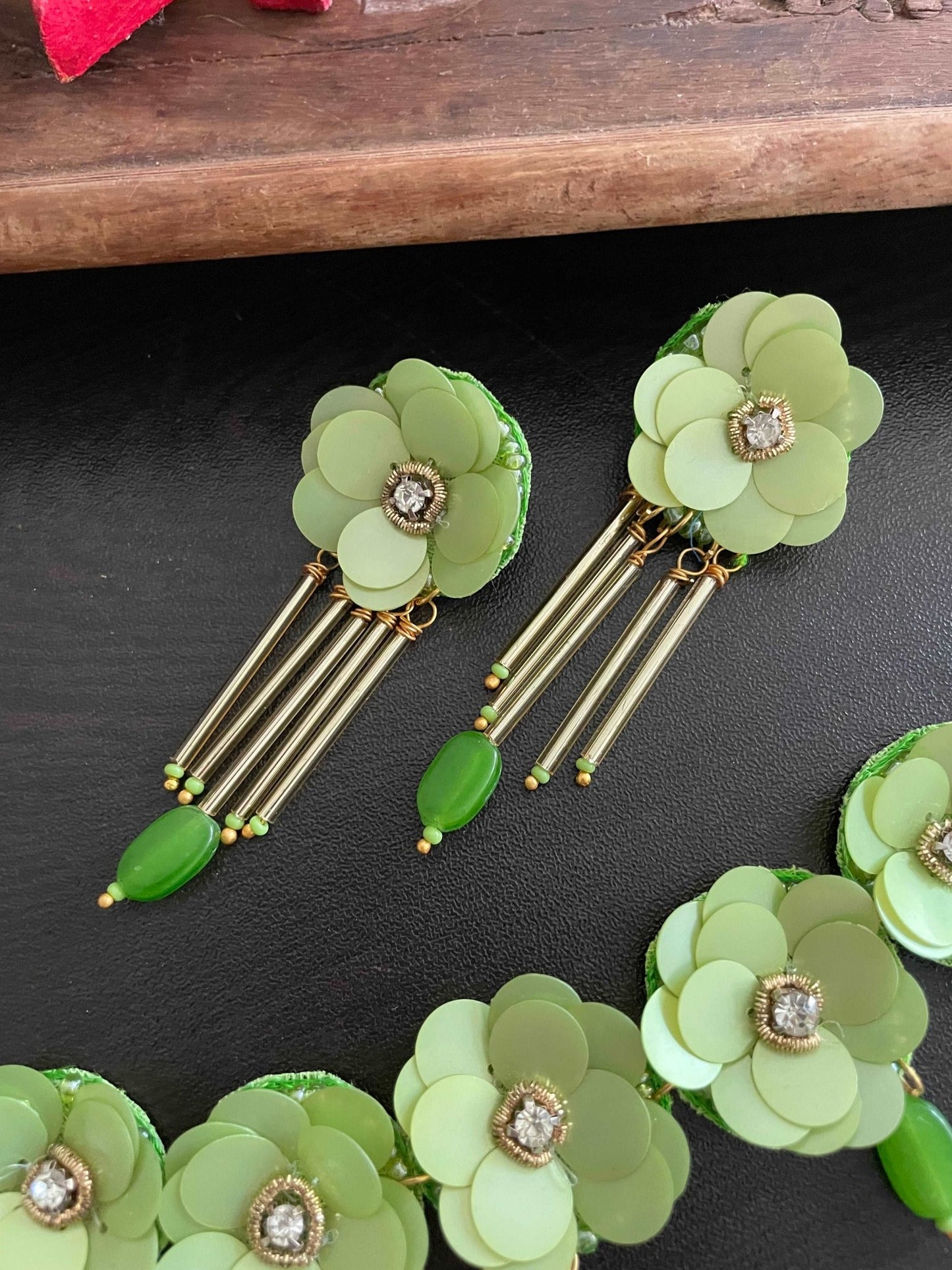 Floral necklace and earrings - Kalakari