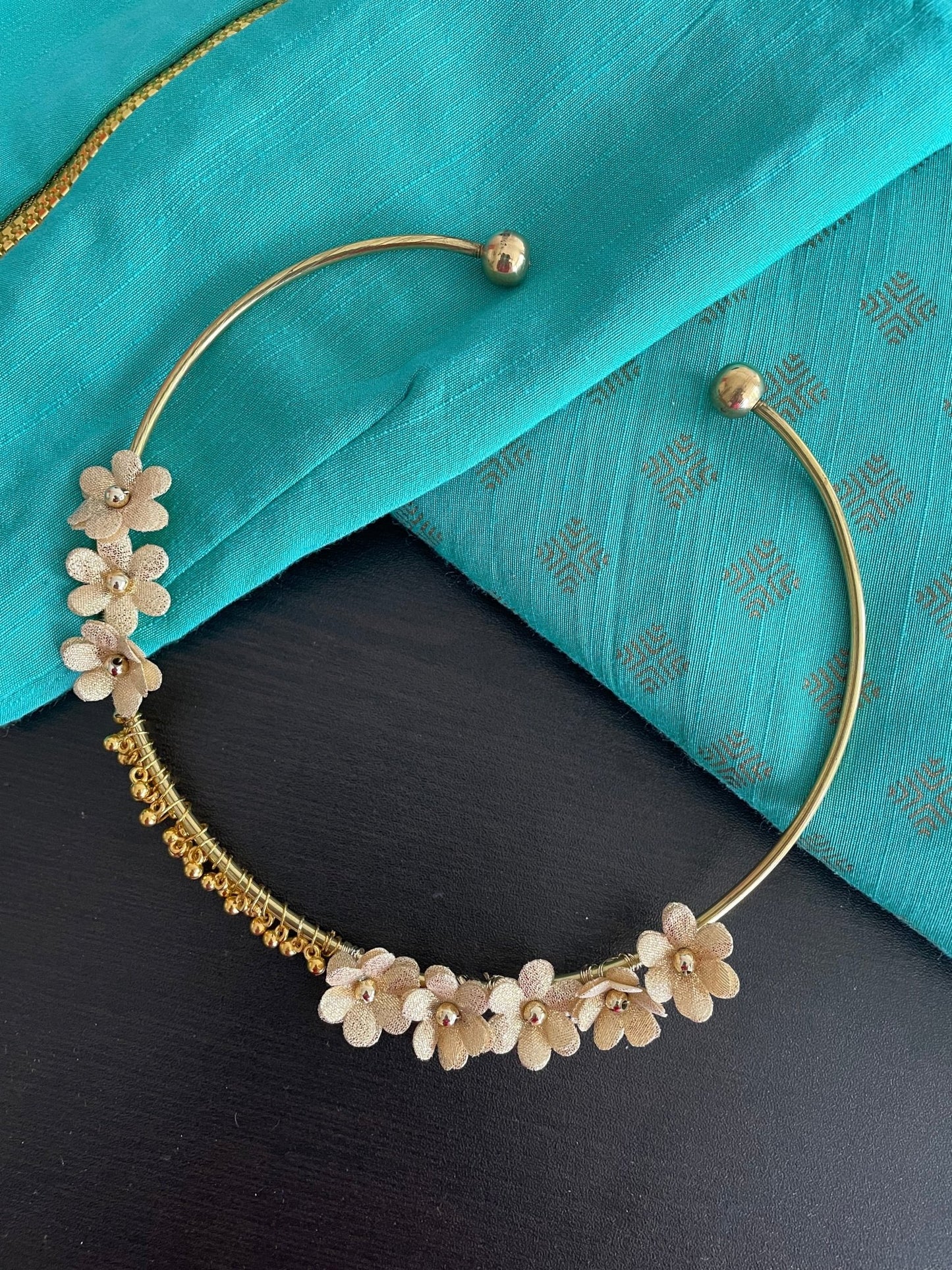 Golden floral parandi and hasli - Kalakari