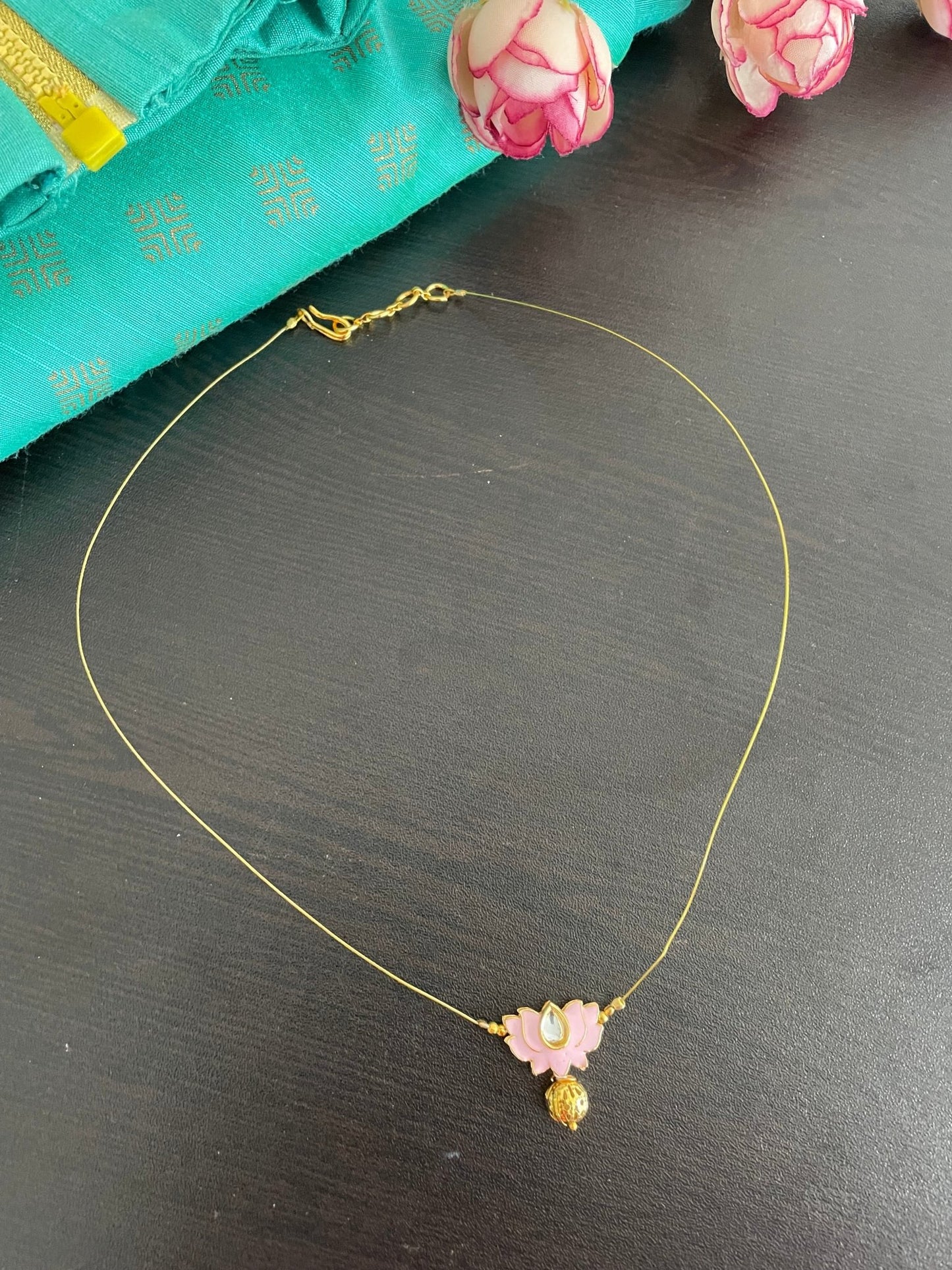 Lotus invisible necklace - Kalakari