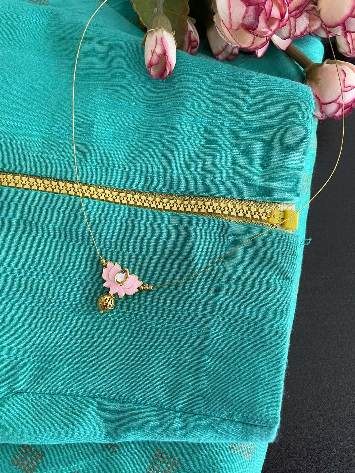 Lotus invisible necklace - Kalakari