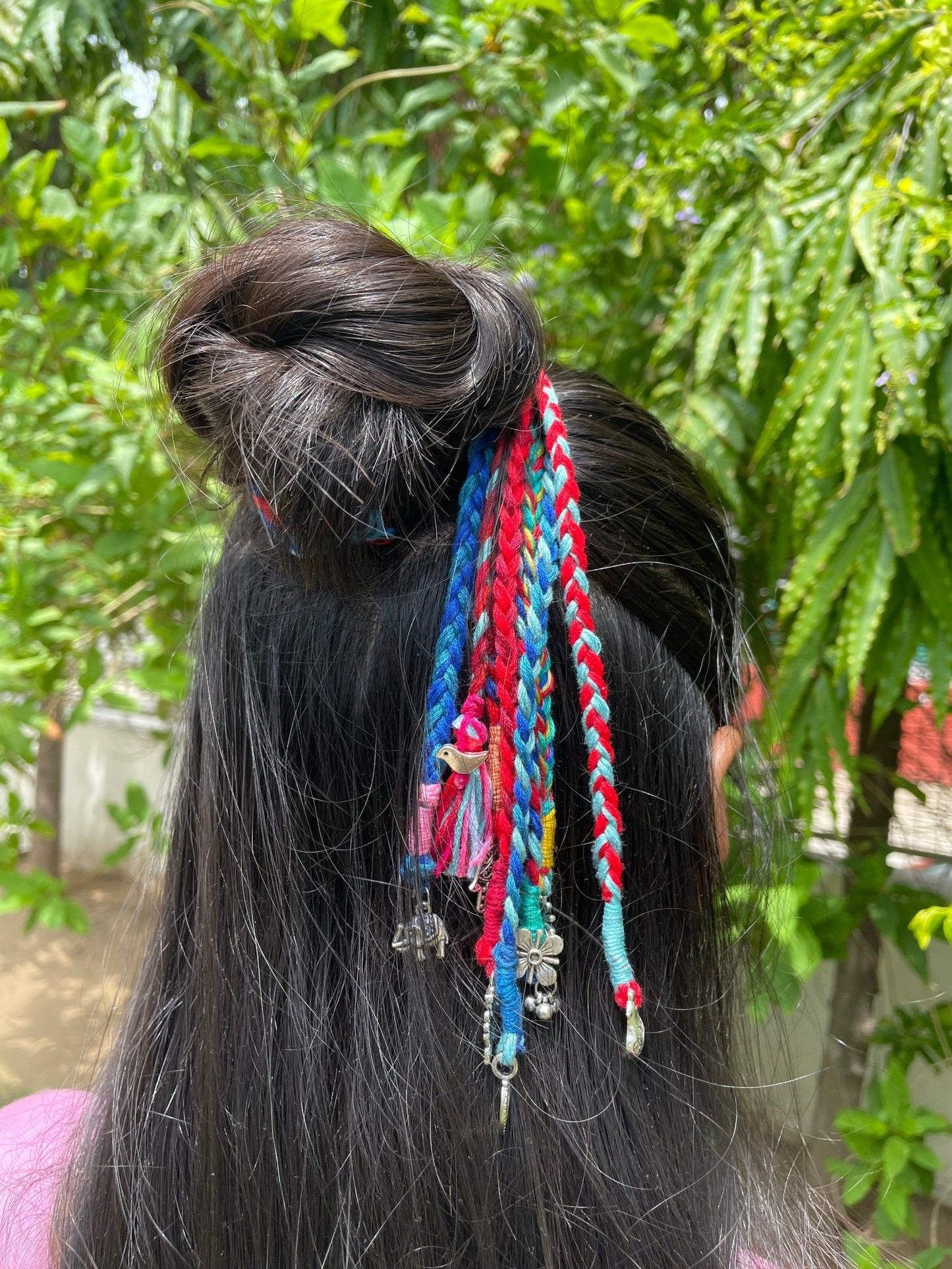 Neela aur laal hairbraids - Kalakari
