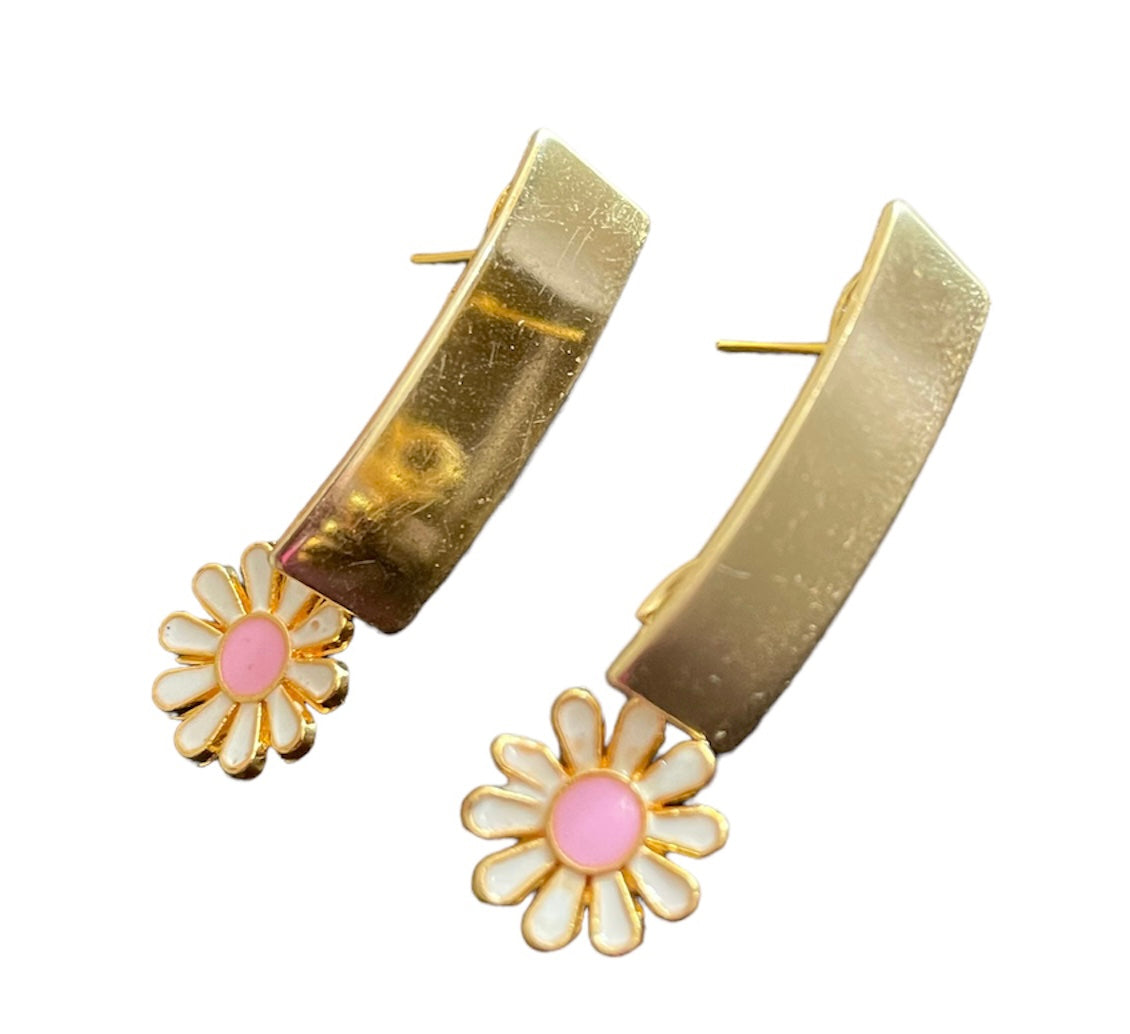 Dainty daisy studs