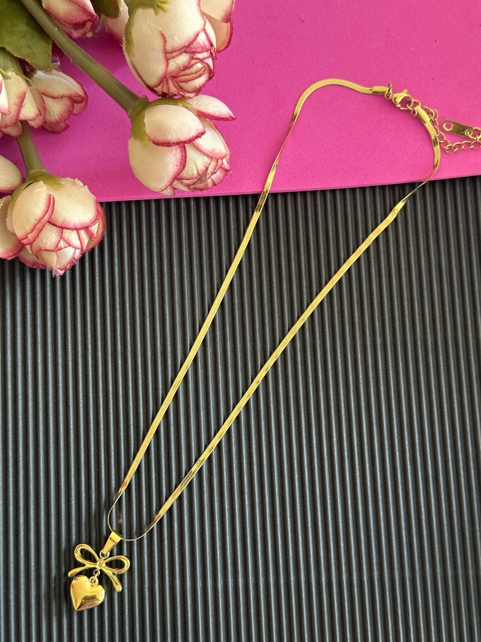 Anti tarnish Heart and bow necklace - Kalakari