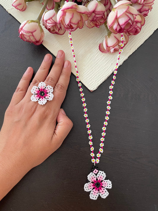 Set of floral ring and necklace