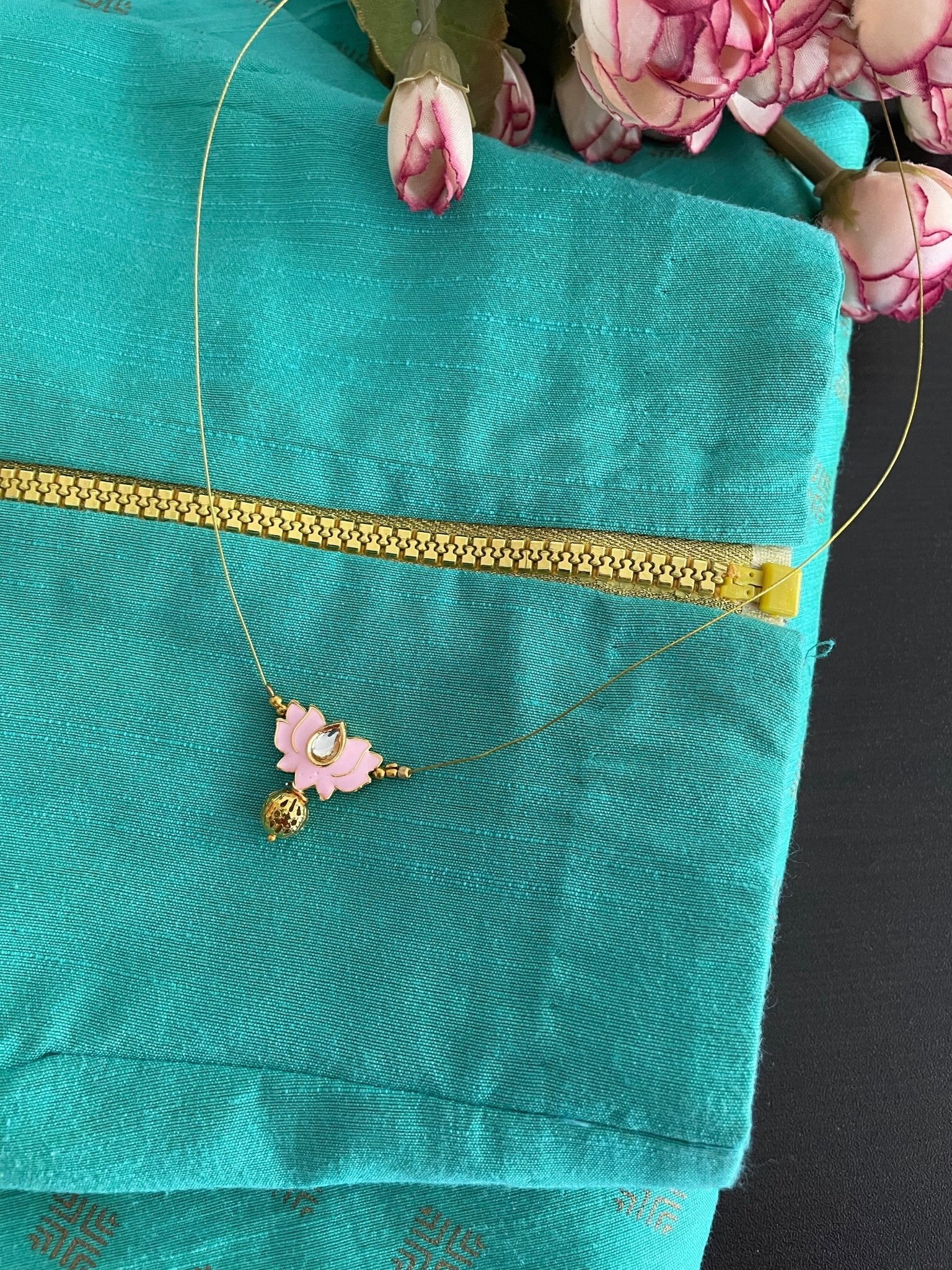 Lotus invisible necklace - Kalakari