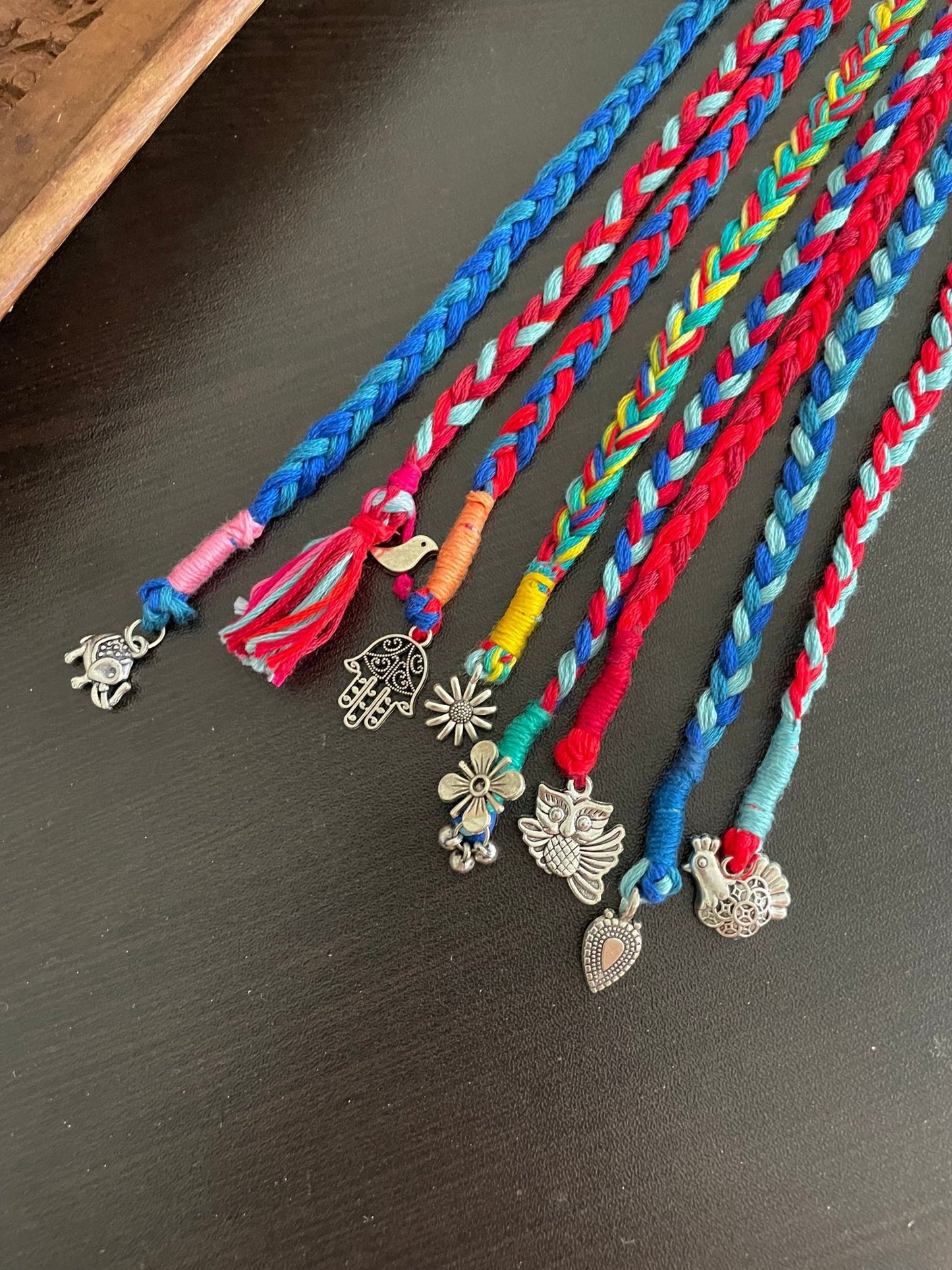 Neela aur laal hairbraids - Kalakari