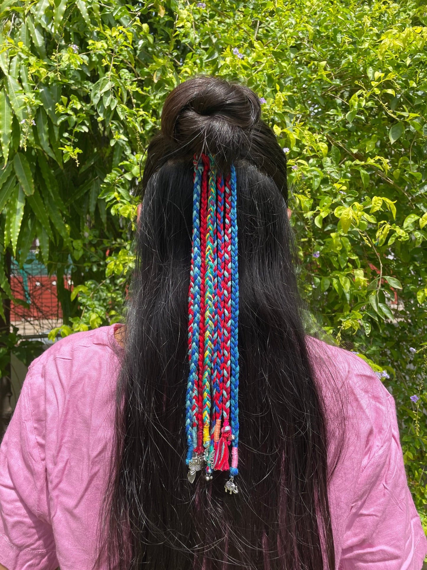 Neela aur laal hairbraids - Kalakari