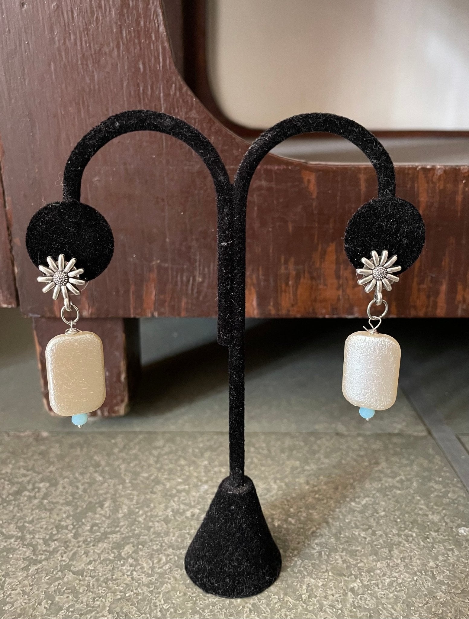 Pearl drop earrings - Kalakari
