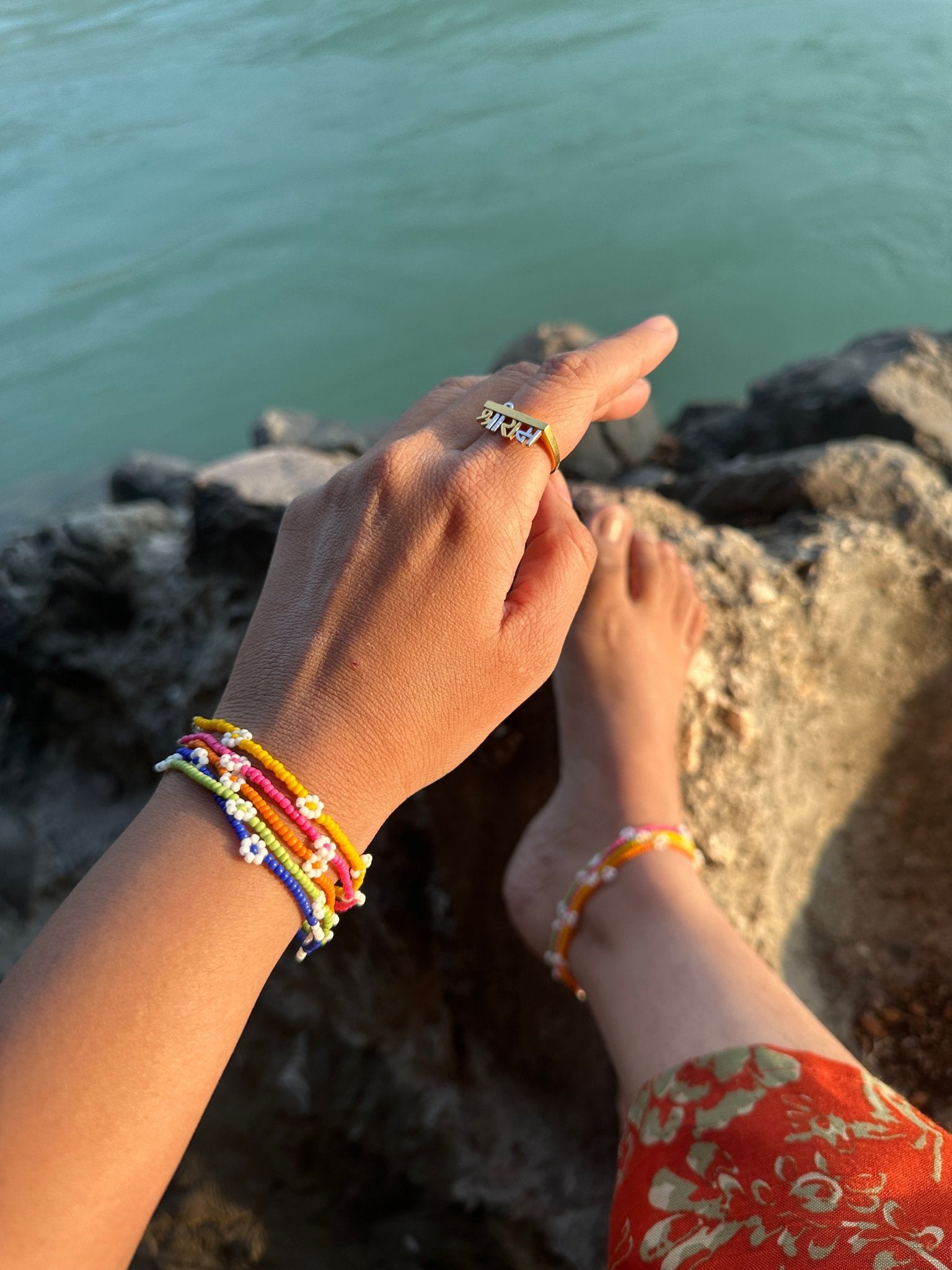 Set of 5 stackable floral beaded bracelets - Kalakari